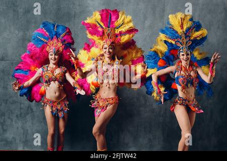 Frauen im brasilianischen Samba Karnevalskostüm mit bunten Federn Gefieder. Stockfoto