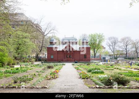 Pflanzen und Gebäude im Botanischen Garten Zagreb (Botanički vrt U Zagrebu), Zagreb, Kroatien Stockfoto