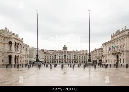 Blick über die Piazza Unità d'Italia in Richtung Trieste Rathaus, Triest, Italien an einem regnerischen Tag. Stockfoto