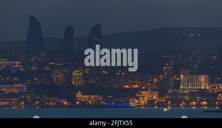 Dämmerung über Baku. Lichter von Baku Stockfoto