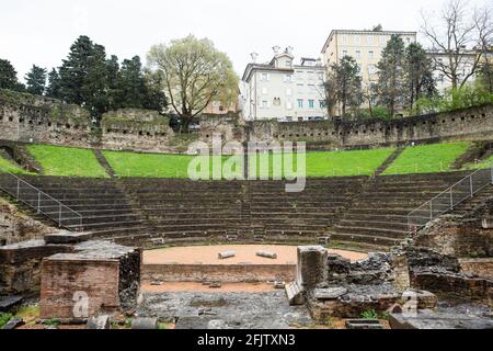 Römisches Theater von Triest Teatro Romano di Trieste, Ruinen des römischen Amphitheaters aus dem 1. Jahrhundert, Triest, Italien Stockfoto