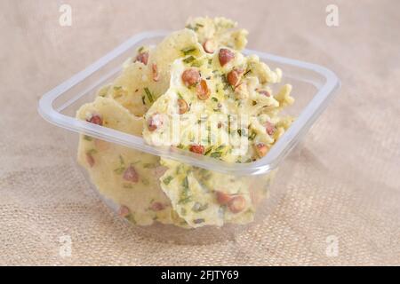 Peyek Kacang oder Peanut Rempeyek. Frittierter herzhafter Cracker aus Reismehl und Erdnuss. Traditionelles indonesisches Essen Stockfoto