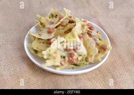 Peyek Kacang oder Peanut Rempeyek. Frittierter herzhafter Cracker aus Reismehl und Erdnuss. Traditionelles indonesisches Essen Stockfoto