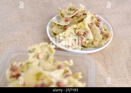 Peyek Kacang oder Peanut Rempeyek. Frittierter herzhafter Cracker aus Reismehl und Erdnuss. Traditionelles indonesisches Essen Stockfoto