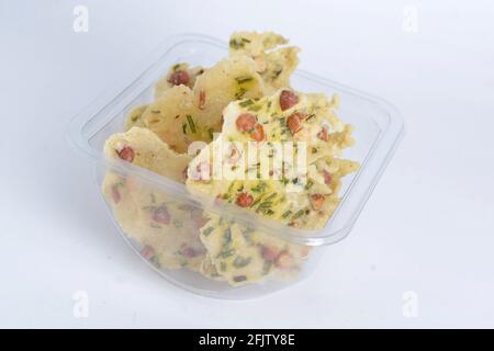 Peyek Kacang oder Erdnussrempeyek auf weißem Hintergrund. Frittierter herzhafter Cracker aus Reismehl und Erdnuss. Traditionelles indonesisches Essen. Stockfoto