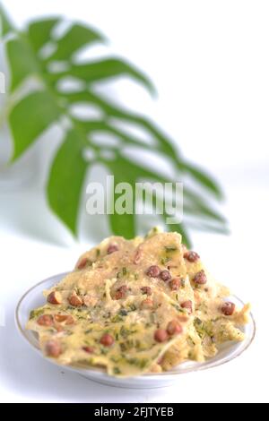 Peyek Kacang oder Peanut Rempeyek. Frittierter herzhafter Cracker aus Reismehl und Erdnuss. Traditionelles indonesisches Essen Stockfoto