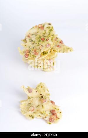 Peyek Kacang oder Erdnussrempeyek auf weißem Hintergrund. Frittierter herzhafter Cracker aus Reismehl und Erdnuss. Traditionelles indonesisches Essen. Stockfoto