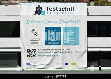 Heidelberg, Deutschland - April 2021: Banner auf der Corona-Virus-Teststation mit dem Namen „Testschiff“ auf dem Boot, das kostenlose Schnellantigen-Tests auf dem Neckar anbietet Stockfoto