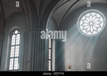 Bild eines alten architektonischen Gebäudes mit wunderschönen Fenstern Stockfoto