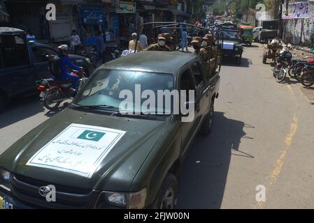 Pakistanische Armee, Ranger Truppen patrouillieren auf einem Markt, Basar, Hauptstraßen, um die neuen Beschränkungen zu beachten, die von der Regierung für die Wirtschaft angekündigt wurden, um die Ausbreitung des Coronavirus zu kontrollieren, in Lahore, Pakistan, am 26. April 2021. Die pakistanischen Behörden rasen gegen die Zeit, um in Krankenhäusern mehr Betten und Ventilatoren hinzuzufügen, während die Zahl der Todesfälle und Coronavirus-Infektionen anschwellen. Laut Innenminister Sheikh Rashid Ahmad haben die Behörden damit begonnen, Truppen einzuberufen, um sicherzustellen, dass die Menschen nicht gegen die Regeln der sozialen Distanzierung verstoßen. (Foto von Rana Sajid Hussain/Pacific Press/Sipa USA) Stockfoto