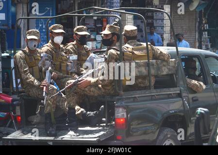 Pakistanische Armee, Ranger Truppen patrouillieren auf einem Markt, Basar, Hauptstraßen, um die neuen Beschränkungen zu beachten, die von der Regierung für die Wirtschaft angekündigt wurden, um die Ausbreitung des Coronavirus zu kontrollieren, in Lahore, Pakistan, am 26. April 2021. Die pakistanischen Behörden rasen gegen die Zeit, um in Krankenhäusern mehr Betten und Ventilatoren hinzuzufügen, während die Zahl der Todesfälle und Coronavirus-Infektionen anschwellen. Laut Innenminister Sheikh Rashid Ahmad haben die Behörden damit begonnen, Truppen einzuberufen, um sicherzustellen, dass die Menschen nicht gegen die Regeln der sozialen Distanzierung verstoßen. (Foto von Rana Sajid Hussain/Pacific Press/Sipa USA) Stockfoto