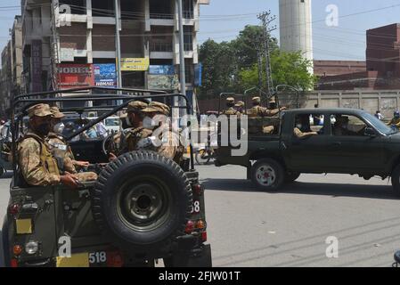 Pakistanische Armee, Ranger Truppen patrouillieren auf einem Markt, Basar, Hauptstraßen, um die neuen Beschränkungen zu beachten, die von der Regierung für die Wirtschaft angekündigt wurden, um die Ausbreitung des Coronavirus zu kontrollieren, in Lahore, Pakistan, am 26. April 2021. Die pakistanischen Behörden rasen gegen die Zeit, um in Krankenhäusern mehr Betten und Ventilatoren hinzuzufügen, während die Zahl der Todesfälle und Coronavirus-Infektionen anschwellen. Laut Innenminister Sheikh Rashid Ahmad haben die Behörden damit begonnen, Truppen einzuberufen, um sicherzustellen, dass die Menschen nicht gegen die Regeln der sozialen Distanzierung verstoßen. (Foto von Rana Sajid Hussain/Pacific Press/Sipa USA) Stockfoto