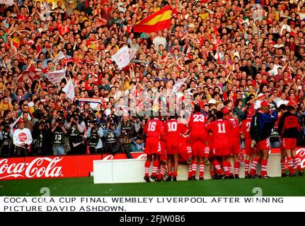 Liverpool-Spieler feiern vor ihren Fans nach dem Sieg Das Coca Cola Cup Finale Stockfoto