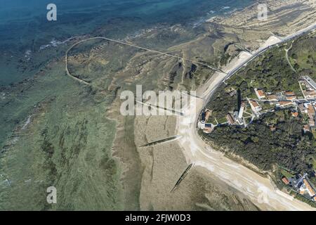 Frankreich, Charente Maritime, St Clement des Baleines, das Ligthouse von Baleines und ein Fischschloss Moufette (Luftaufnahme) Stockfoto