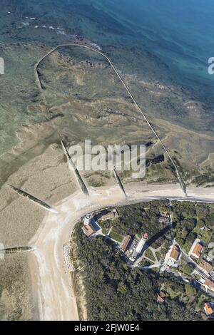 Frankreich, Charente Maritime, St Clement des Baleines, das Ligthouse von Baleines und ein Fischschloss Moufette (Luftaufnahme) Stockfoto
