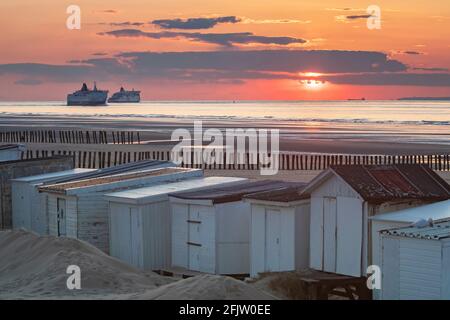 Frankreich, Pas de Calais, Cote d'Opale, Sangatte Bleriot Plage, Fähre, die die Bootverbindung von Calais nach Dover bei Sonnenuntergang und Strandhütten verbindet Stockfoto