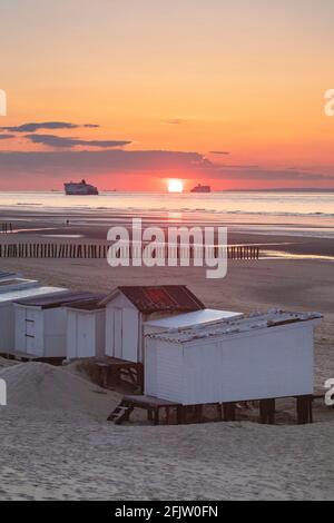 Frankreich, Pas de Calais, Cote d'Opale, Sangatte Bleriot Plage, Fähre, die die Bootverbindung von Calais nach Dover bei Sonnenuntergang und Strandhütten verbindet Stockfoto