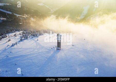 Deutschland, Baden-Württemberg, Schwarzwald, Feldberg, Feldbergturm im Winter (Luftaufnahme) Stockfoto
