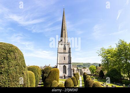 St Marys Kirche mit einigen seiner 99 Eibenbäume in der Cotswold Dorf Painswick, Gloucestershire UK Stockfoto