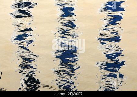 Schweiz, Kanton Genf, Genf, Quai Bezanson Hugues, Le Rhone River, Reflexionen im Wasser Stockfoto