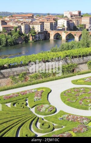 Frankreich, Tarn, Albi, Blick auf den Berbie-Palast (ehemaliger Bischofspalast, der von der UNESCO zum Weltkulturerbe erklärt wurde) und seine formalen Gärten aus dem 17. Jahrhundert mit der Pont Vieux über dem Tarn im Hintergrund Stockfoto