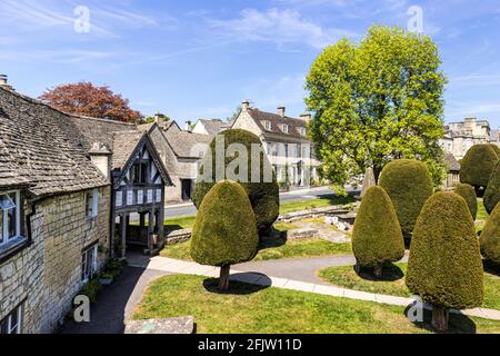 St. Marys Kirche Laubtor mit einigen seiner 99 Eibenbäume in der Cotswold Dorf Painswick, Gloucestershire UK Stockfoto