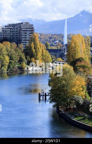 Schweiz, Kanton Genf, Genf, die Rhone stromaufwärts von der Pointe de la Jonction, der Wasserstrahl im Hintergrund Stockfoto