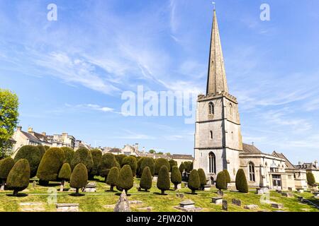 St Marys Kirche mit einigen seiner 99 Eibenbäume in der Cotswold Dorf Painswick, Gloucestershire UK Stockfoto