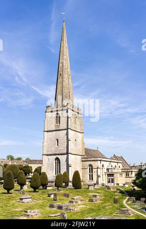 St Marys Kirche mit einigen seiner 99 Eibenbäume in der Cotswold Dorf Painswick, Gloucestershire UK Stockfoto