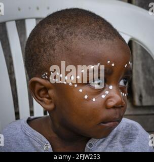 Gabun, Bezirk Ogooué-Ivindo, La Lopé, Porträt eines Jungen während einer Bwiti-Zeremonie Stockfoto