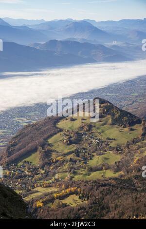 Frankreich, Isère, regionaler Naturpark von Chartreuse, Wanderung in Richtung Dent de Crolles (2026 m) durch den Pas de l'Oeille, gesehen auf den Weilern Le Baure und Les Meunières in der Stadt Saint-Pancrasse Stockfoto