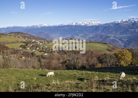 Frankreich, Isère (38), Parc naturel régional de Chartreuse, vallée du Grésivaudan, le Plateau-des-Petites-Roches, vue depuis la Route du col du Coq sur le hameau les Meunières de la commune de Saint-Pancrasse avec au fond le Massiv de Belledonne Stockfoto