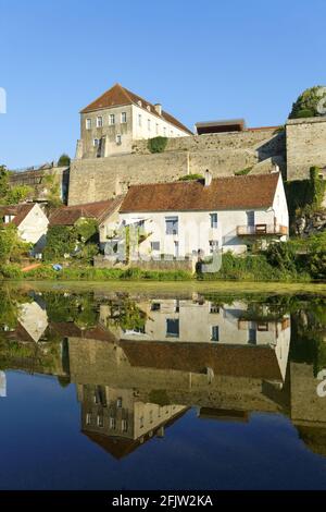 Frankreich, Haute Saone, Pesmes, beschriftet Les Plus Beaux Villages de France (die schönsten Dörfer Frankreichs), am Ufer des Flusses Ognon Stockfoto