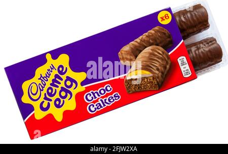 Schachtel mit Cadbury crème Eierkuchen, die zur Vorführung geöffnet wurden Inhalt auf weißem Hintergrund gesetzt Stockfoto