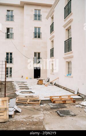 Baustelle in der Nähe des Hauses. Holzpaletten liegen auf dem Boden Stockfoto