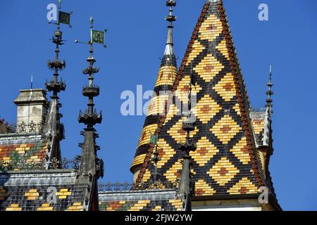 Frankreich, Cote d'Or, Kulturlandschaft Burgunds Klimazonen, die von der UNESCO zum Weltkulturerbe erklärt wurden, Beaune, Hospices de Beaune, Hotel Dieu, Dach aus lackierten Fliesen, bunt im Innenhof Stockfoto