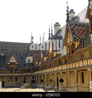 Frankreich, Cote d'Or, Kulturlandschaft Burgunds Klimazonen, die von der UNESCO zum Weltkulturerbe erklärt wurden, Beaune, Hospices de Beaune, Hotel Dieu, Dach aus lackierten Fliesen, bunt im Innenhof Stockfoto