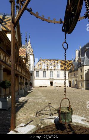 Frankreich, Cote d'Or, Kulturlandschaft Burgunds Klimazonen, die von der UNESCO zum Weltkulturerbe erklärt wurden, Beaune, Hospices de Beaune, Hotel Dieu, Dach aus lackierten Fliesen, bunt im Innenhof Stockfoto