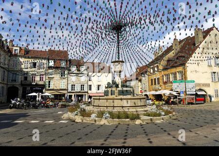 Frankreich, Jura, Arbois, Brunnen in der Mitte des Place de la Liberté (Platz der Freiheit) Stockfoto