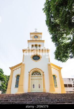 São Roque de Minas - MG, Brasilien - 14. Dezember 2020: Im Freien der Mutterkirche, der Pfarrei São Roque. Stockfoto