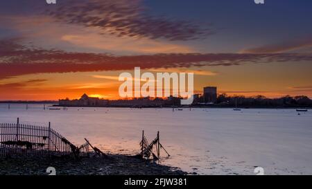 Portchester, Großbritannien - 24. November 2020: Winteruntergang über Portchester Castle, Hampshire, Großbritannien Stockfoto