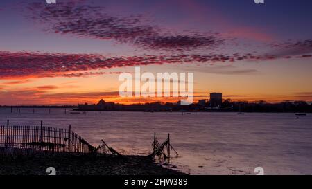 Portchester, Großbritannien - 24. November 2020: Winteruntergang über Portchester Castle, Hampshire, Großbritannien Stockfoto