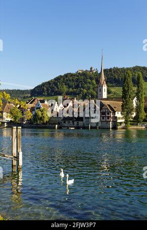 Schweiz, Kanton Schaffhausen, Stein am Rhein, Historischer Teil der Stadt am Rheinufer, Blick auf die Stadt mit Kloster St. Georg und Burg Hohenklingen im Hintergrund Stockfoto