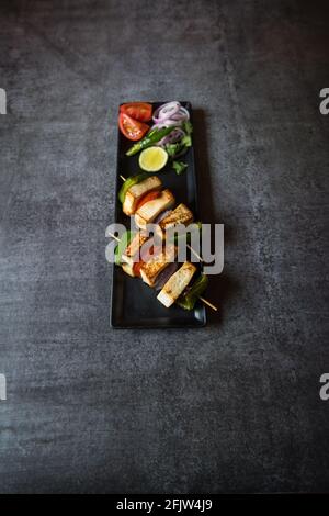 Blick von oben auf Paneer Tikka oder Hüttenkäse in einem Tablett Stockfoto