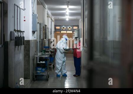 Kathmandu, Nepal. April 2021. Ein Gesundheitsmitarbeiter wird auf der COVID 19 Station gesehen, während er mit einem Verwandten des Shuklaraaaj Tropical and Infectious Disease Hospital in Kathmandu spricht.die Bezirksverwaltungen (Daos) des Kathmandu-Tals haben beschlossen, eine Verbotsordnung in Kathmandu durchzusetzen, Die Bezirke Bhaktapur und Lalitpur sollen eine weitere Ausbreitung der COVID-19-Fälle eindämmen. Kredit: SOPA Images Limited/Alamy Live Nachrichten Stockfoto