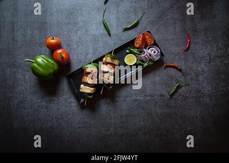 Blick auf Paneer Tikka in einem Tablett Paneer oder Quark Tikka ist ein indisches Gericht aus Brocken Paneer mariniert mit Gewürzen zusammen mit vegetab Stockfoto