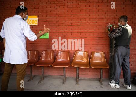 Kathmandu, Nepal. April 2021. Ein Mitarbeiter des Gesundheitswesens stellt eine Sauerstoffflasche im Shukeraraaj Tropical and Infectious Disease Hospital in Kathmandu auf.die Bezirksverwaltungen (Daos) des Kathmandu Valley haben beschlossen, eine Verbotsanordnung in den Bezirken Kathmandu, Bhaktapur und Lalitpur durchzusetzen, um die weitere Ausbreitung der COVID-19-Fälle einzudämmen. (Foto: Prabin Ranabhat/SOPA Images/Sipa USA) Quelle: SIPA USA/Alamy Live News Stockfoto