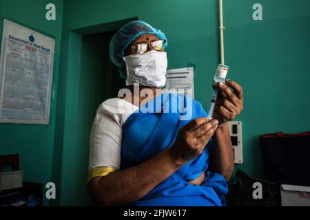 Kalkutta, Indien. April 2021. Ein Mitarbeiter des Gesundheitswesens bereitet eine Dosis Covaxin (Impfstoff gegen den Corona-Virus) in einem westbengalen staatlichen Impfzentrum für Gesundheit in Kalkata vor. (Foto: Sudipta das/Pacific Press/Sipa USA) Quelle: SIPA USA/Alamy Live News Stockfoto