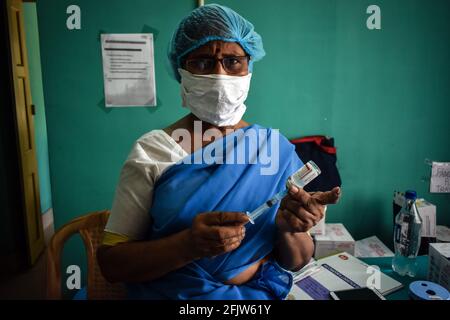 Kalkutta, Indien. April 2021. Ein Mitarbeiter des Gesundheitswesens bereitet eine Dosis Covaxin (Impfstoff gegen den Corona-Virus) in einem westbengalen staatlichen Impfzentrum für Gesundheit in Kalkata vor. (Foto: Sudipta das/Pacific Press/Sipa USA) Quelle: SIPA USA/Alamy Live News Stockfoto