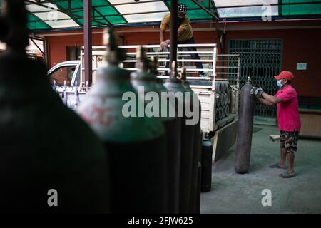 Kathmandu, Nepal. April 2021. Ein Krankenhausmitarbeiter entlädt eine Sauerstoffflasche im Shuklaraaaj Tropical and Infectious Disease Hospital in Kathmandu.die Bezirksverwaltungen (Daos) des Kathmandu Valley haben beschlossen, eine Verbotsanordnung in den Bezirken Kathmandu, Bhaktapur und Lalitpur durchzusetzen, um eine weitere Ausbreitung der COVID-19-Fälle einzudämmen. (Foto: Prabin Ranabhat/SOPA Images/Sipa USA) Quelle: SIPA USA/Alamy Live News Stockfoto